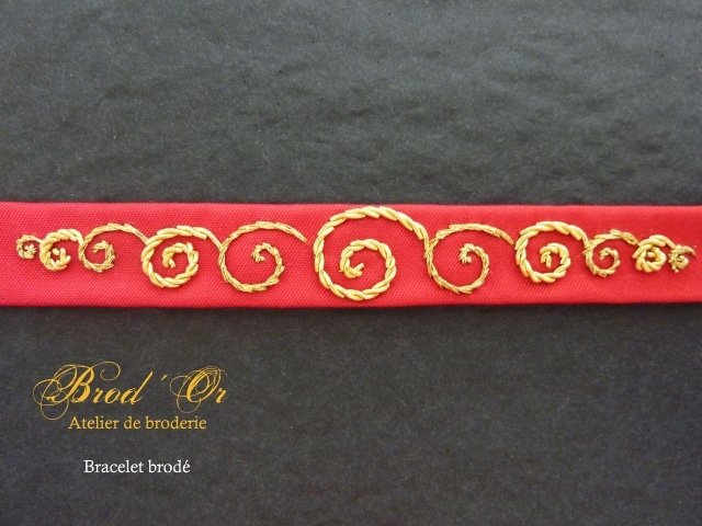 Bracelet brodé "Les spirales" coloris rouge