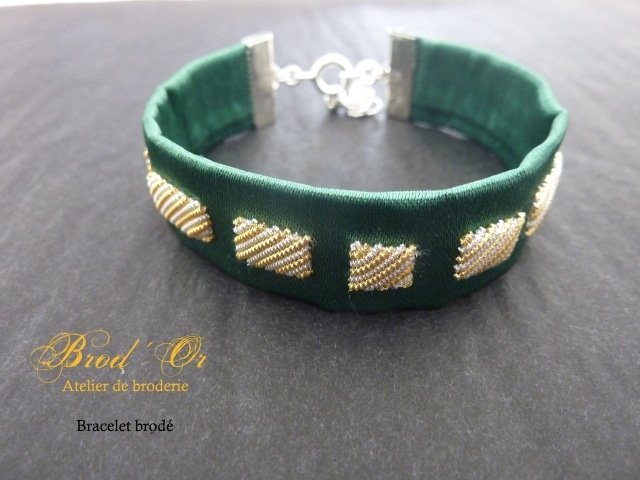 Bracelet brodé "Les rectangles" coloris vert
