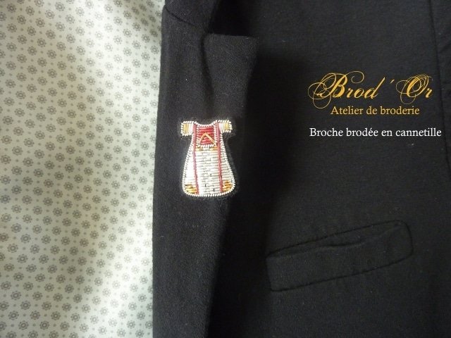 Broche brodée en cannetille (robe palestinienne) épinglée sur veste