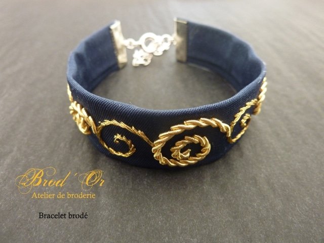 Bracelet brodé "Les spirales" coloris bleu marine